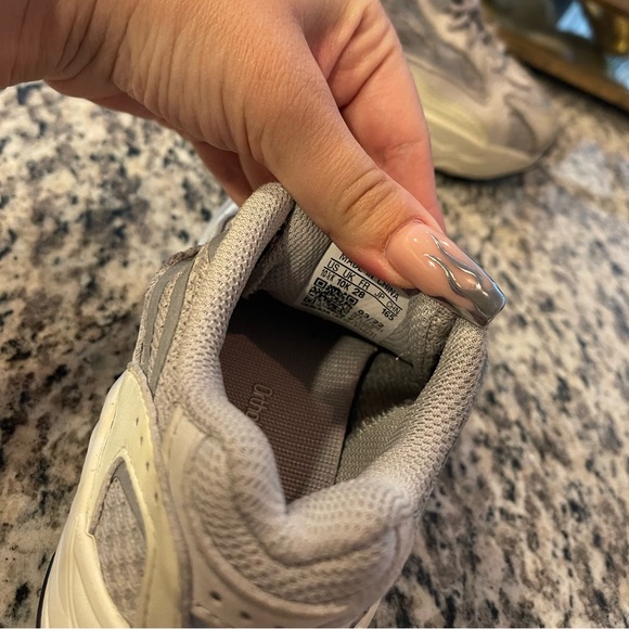 toddler yeezy sneakers - Picture 2 of 3